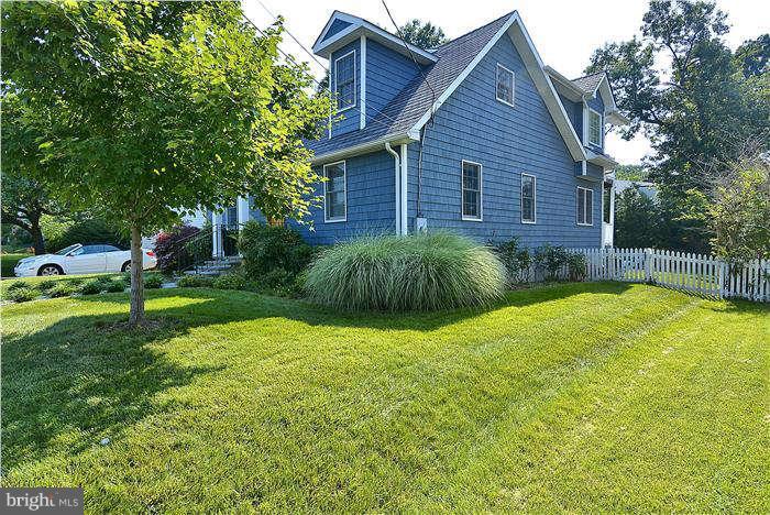 4904 South Chesterfield Road Arlington, VA 22206 - Photo 3 of 30 a view of a house with a yard and plants