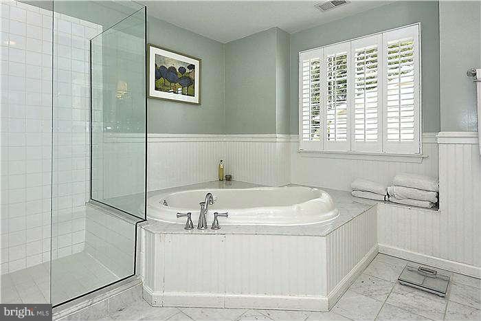 4904 South Chesterfield Road Arlington, VA 22206 - Photo 23 of 30 a bathroom with shower