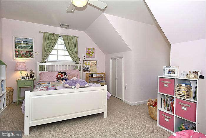 4904 South Chesterfield Road Arlington, VA 22206 - Photo 26 of 30 a room with furniture and window