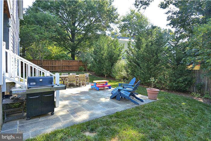 4904 South Chesterfield Road Arlington, VA 22206 - Photo 6 of 30 a view of backyard with seating area and green space