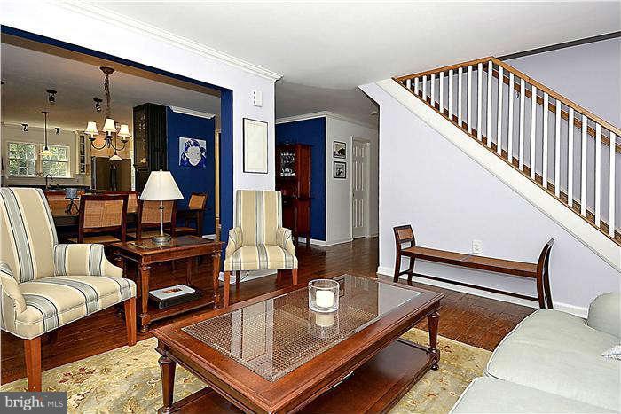 4904 South Chesterfield Road Arlington, VA 22206 - Photo 8 of 30 a living room with furniture
