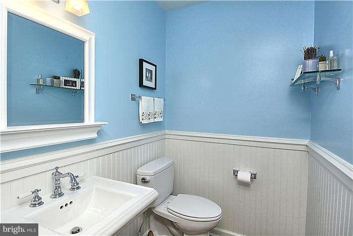 4904 South Chesterfield Road Arlington, VA 22206 - Photo 10 of 30 a bathroom with a sink mirror and toilet