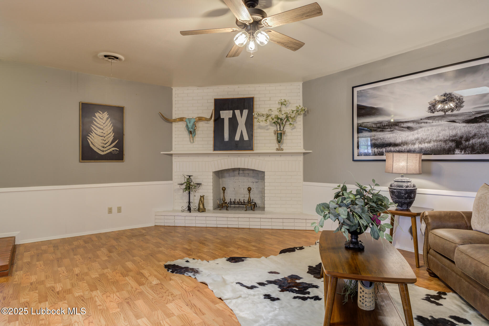 1205 Garland Plainview, TX 79072 - Photo 11 of 50 a living room with furniture