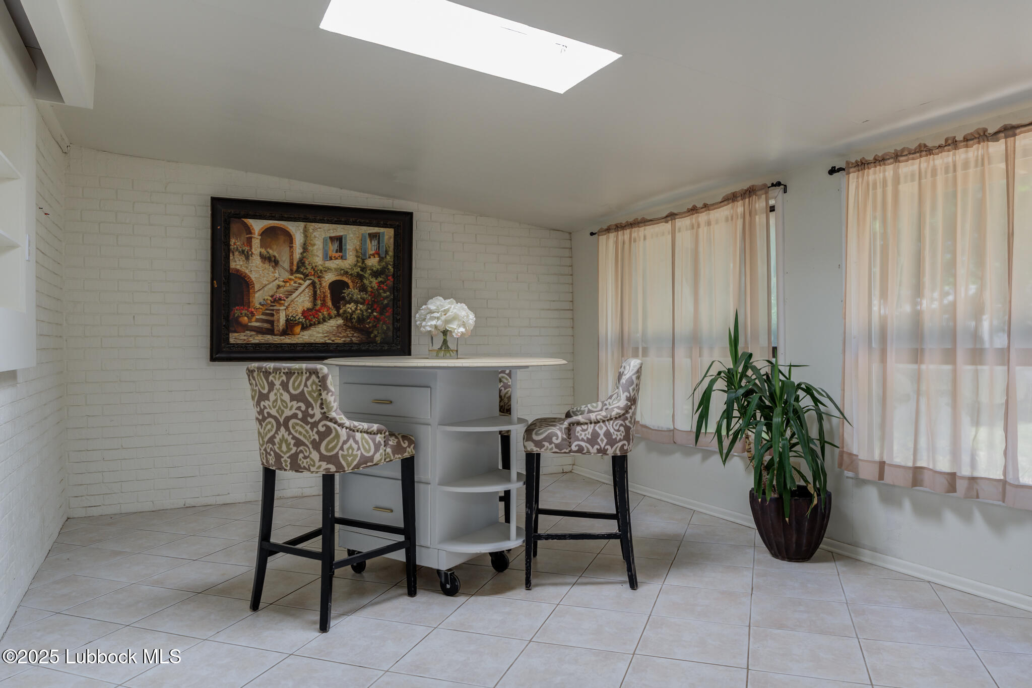 1205 Garland Plainview, TX 79072 - Photo 43 of 50 a living room with furniture