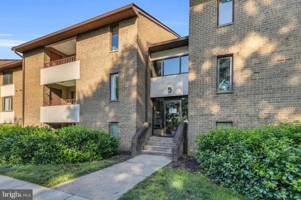 $349,900 | 527 Florida Avenue, Unit T2, Herndon, VA 20170