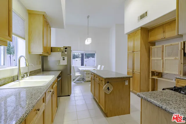 a view of a back yard