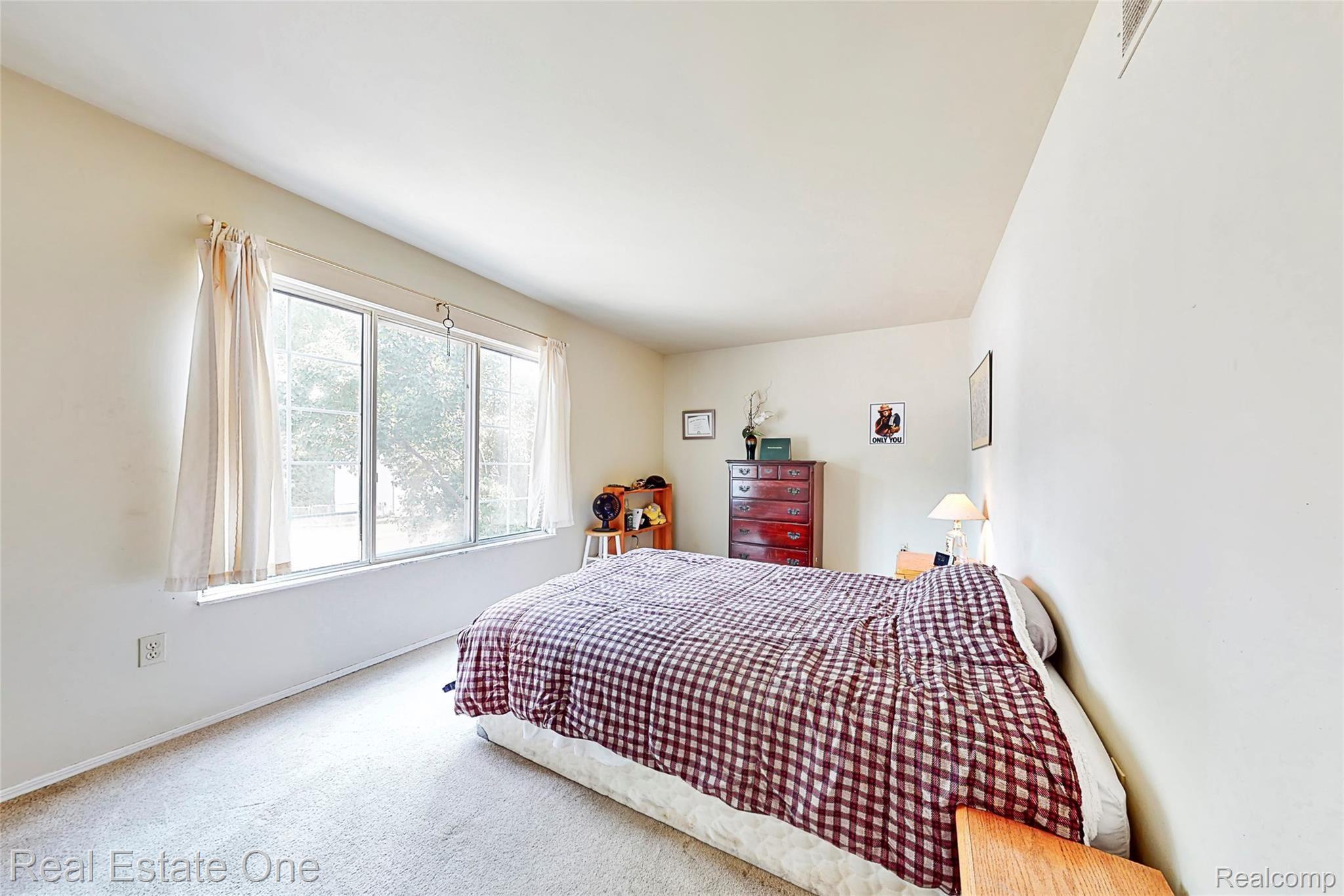517 West High Street Fenton, MI 48430 - Photo 20 of 33 Large master bedroom with big window for light.