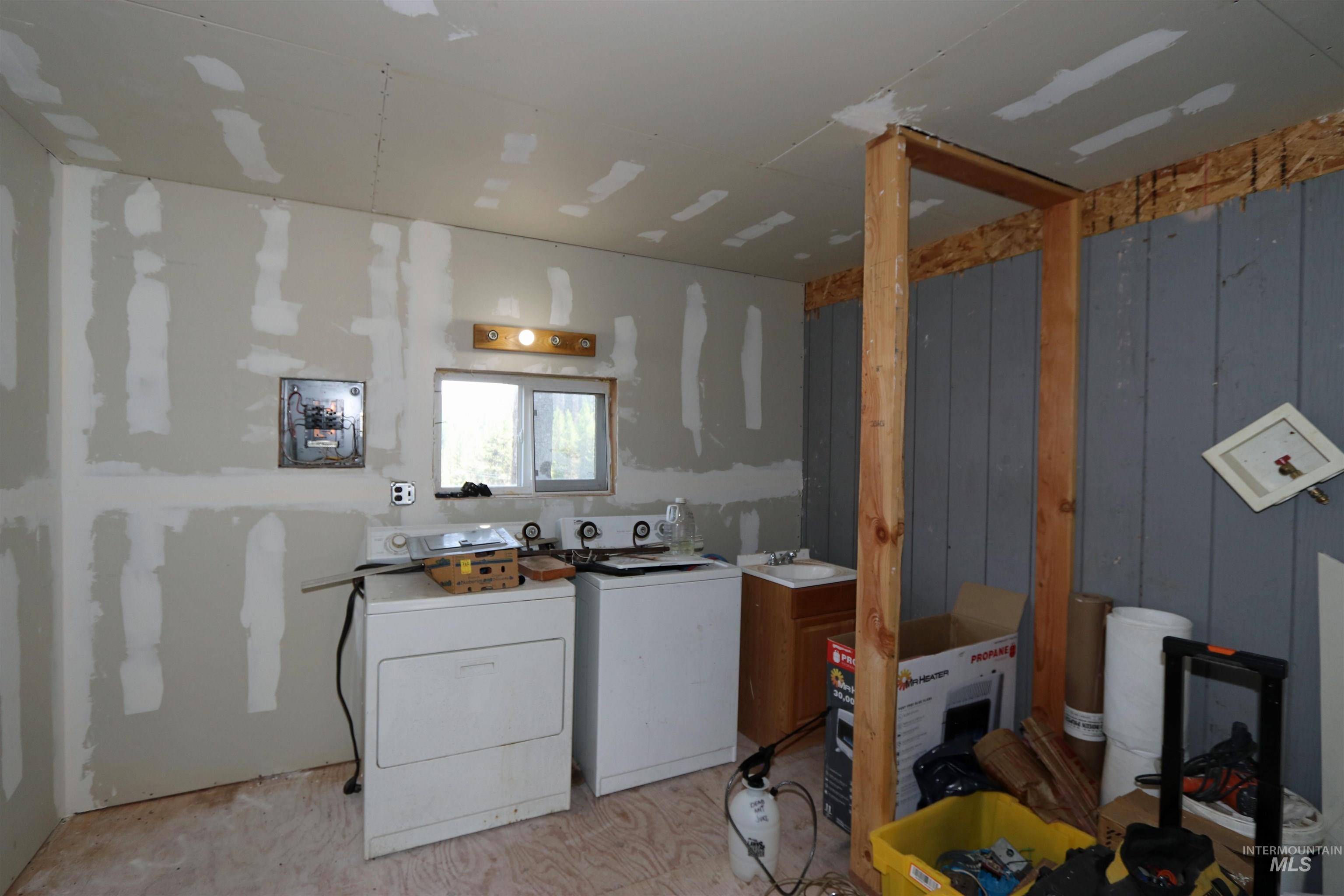 1201 Pfi Extension Elk City, ID 83525 - Photo 21 of 50 Washroom with separate washer and dryer