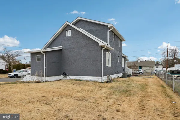 a picture of a small white wall