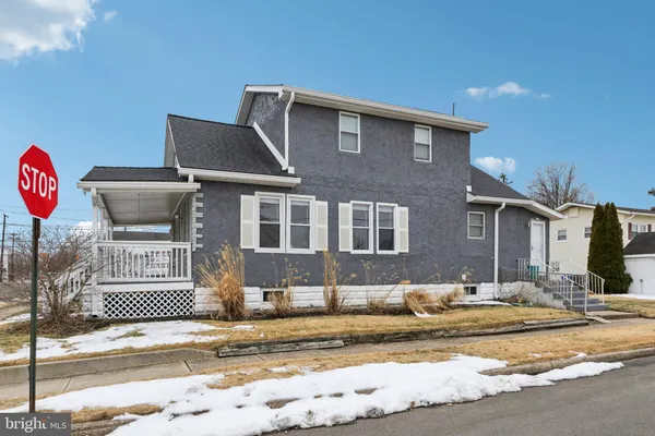 a view of house with a yard
