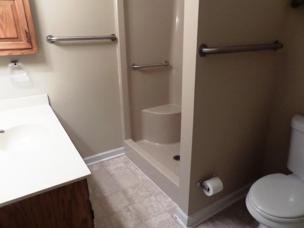 109 Hazleton Lane Oak Ridge, TN 37830 - Photo 22 of 23 hallbath