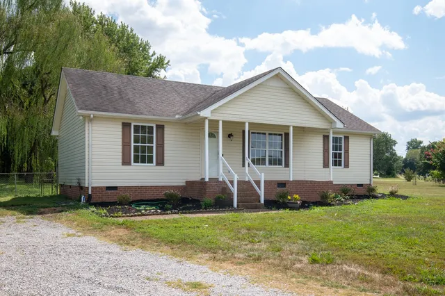 a view of a house with a yard