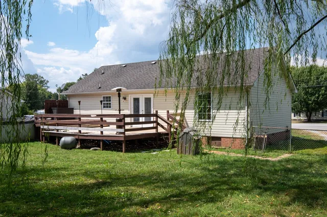 a view of a house with backyard