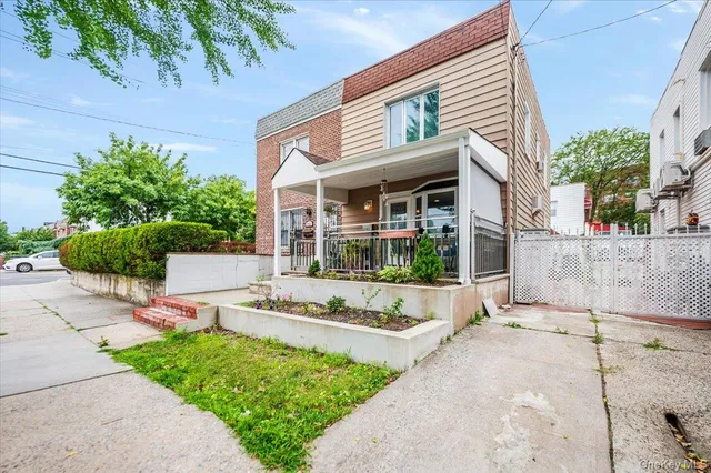 a view of a house with backyard and sitting area