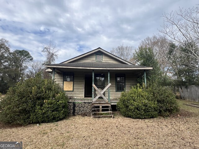 902 Georgia Street Vidalia, GA 30474 - Photo 1 of 1 a front view of a house with garden