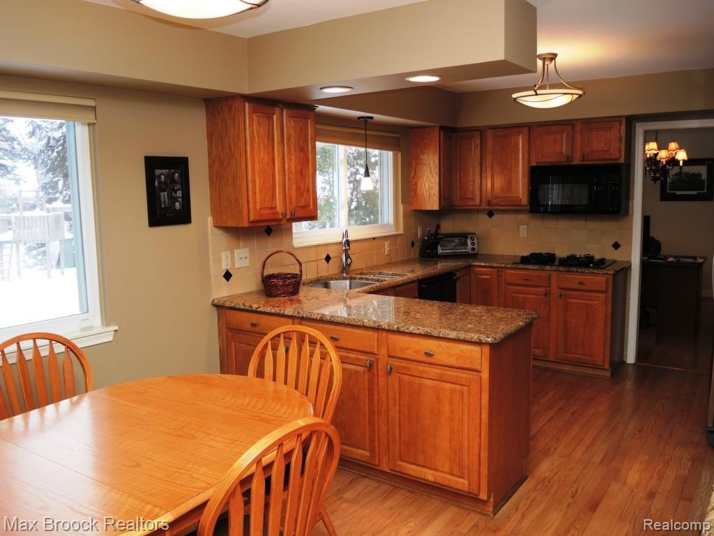 4466 Beach Road Troy, MI 48098 - Photo 12 of 45 WARM & INVITING KITCHEN