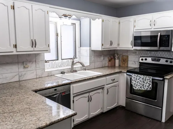 $320,000 | 18401 East 26th St Court South, Independence, MO 64057