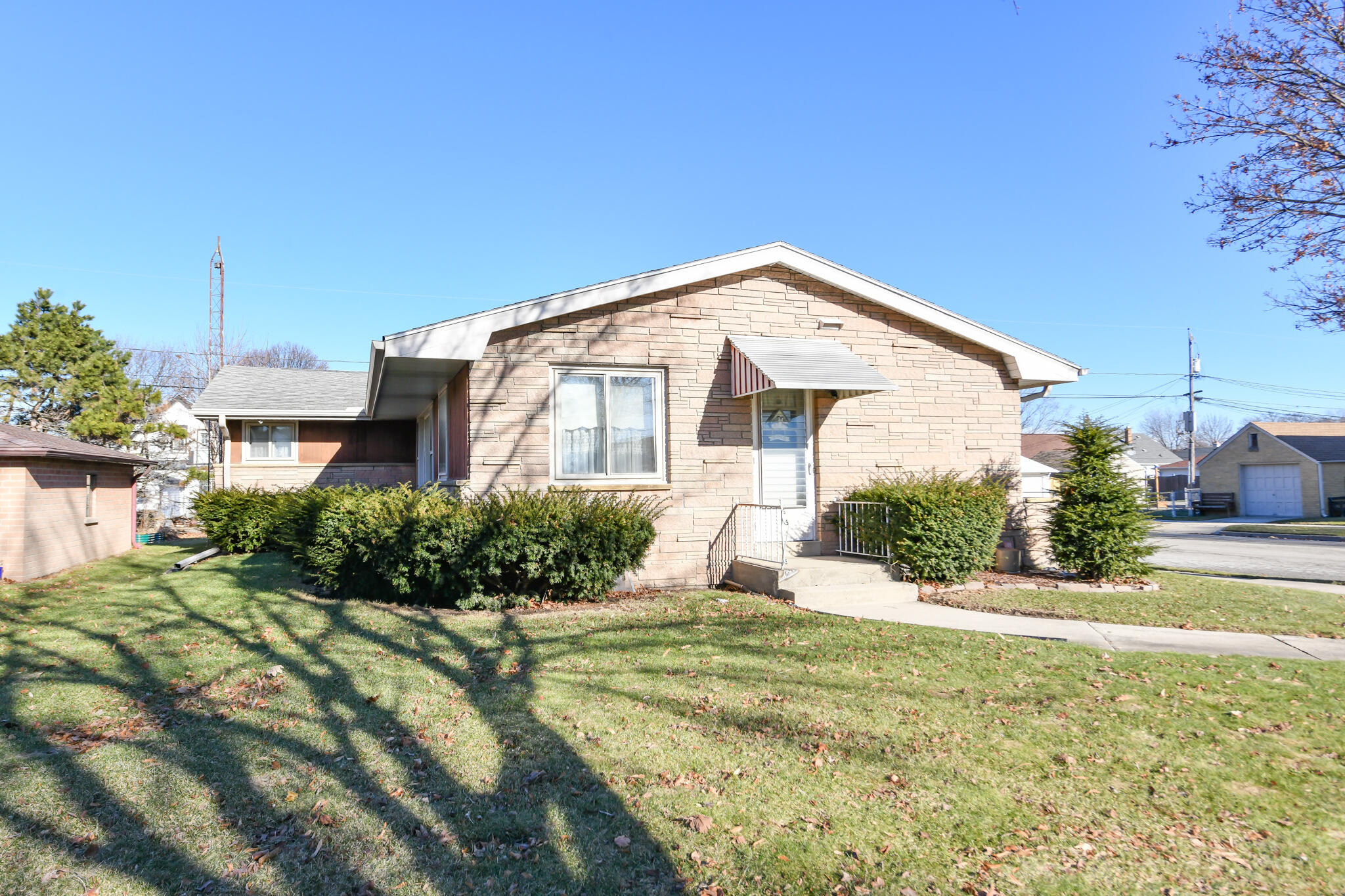 4865 South Swift Avenue Cudahy, WI 53110 - Photo 3 of 9 HEN_8154