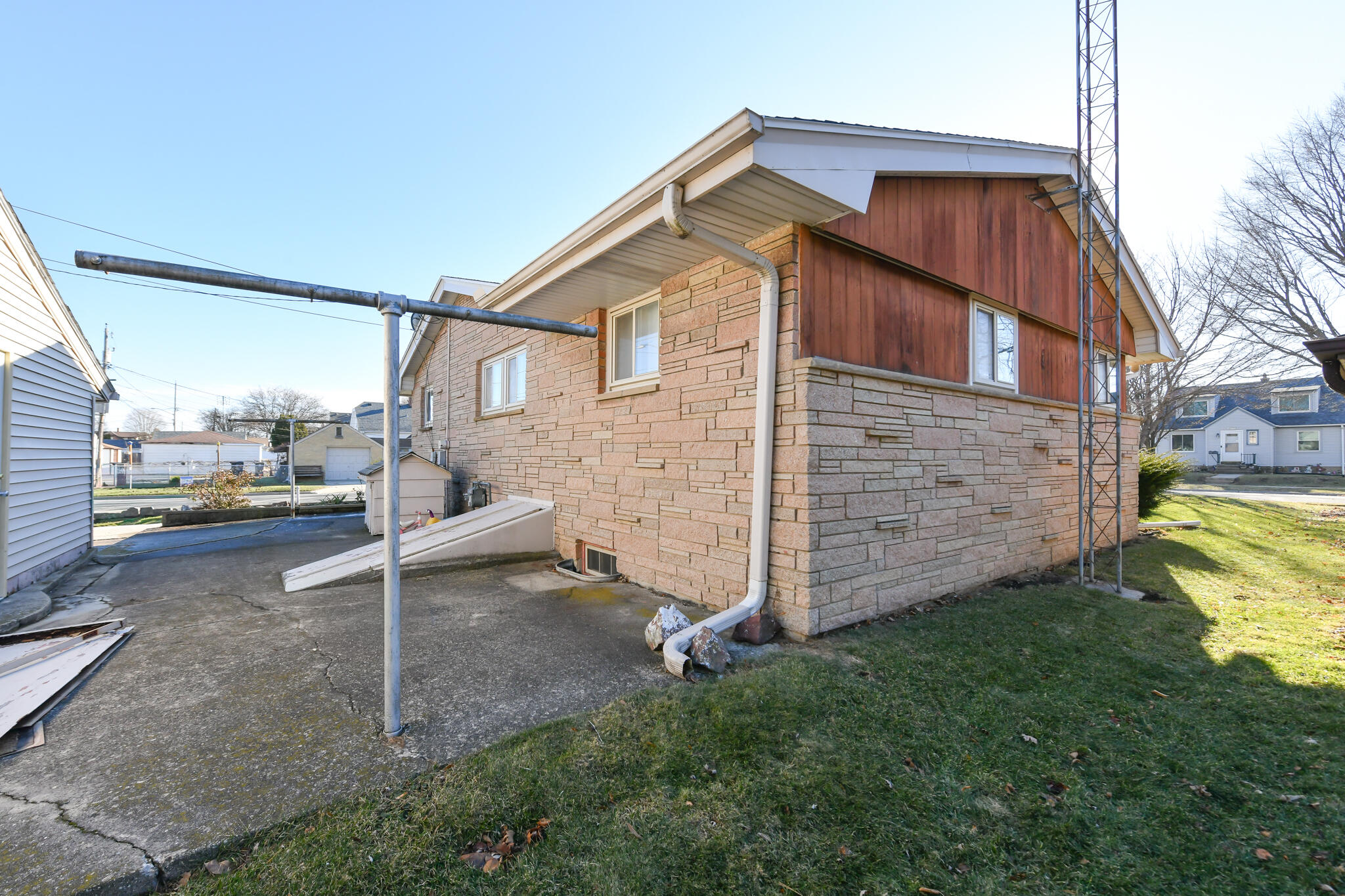 4865 South Swift Avenue Cudahy, WI 53110 - Photo 5 of 9 HEN_8157