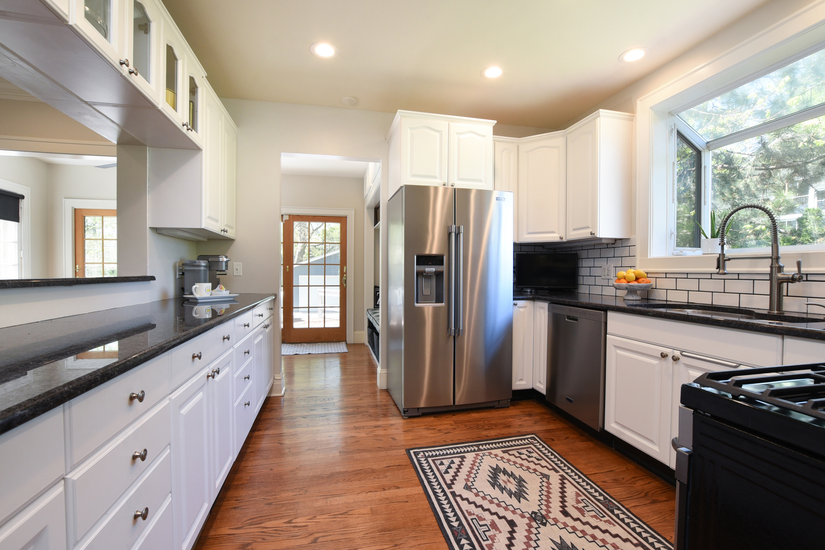 352 Selborne Road Riverside, IL 60546 - Photo 13 of 47