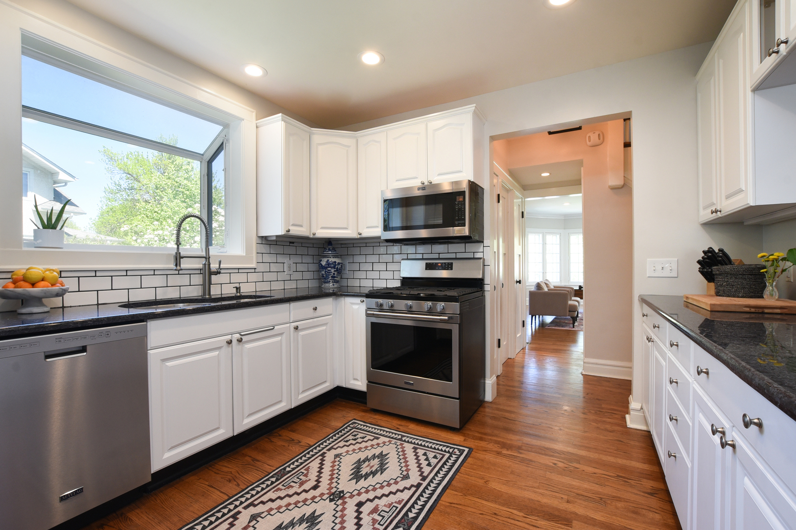 352 Selborne Road Riverside, IL 60546 - Photo 14 of 47