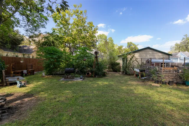 a view of a house with a backyard