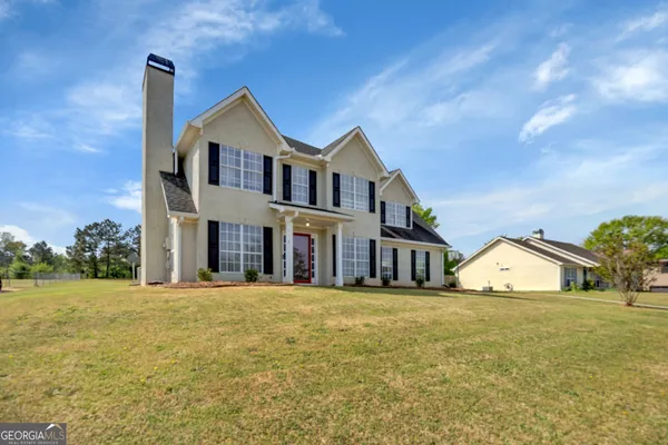 a view of a house with a yard