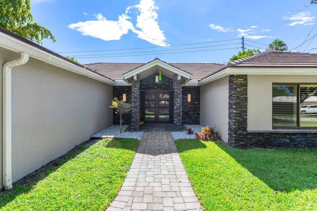 701 Buoy Road North Palm Beach, FL 33408 - Photo 4 of 52 a view of a porch with a patio