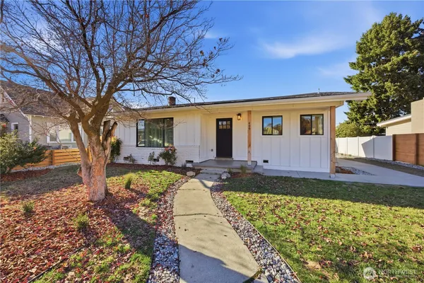 a view of a backyard with garden
