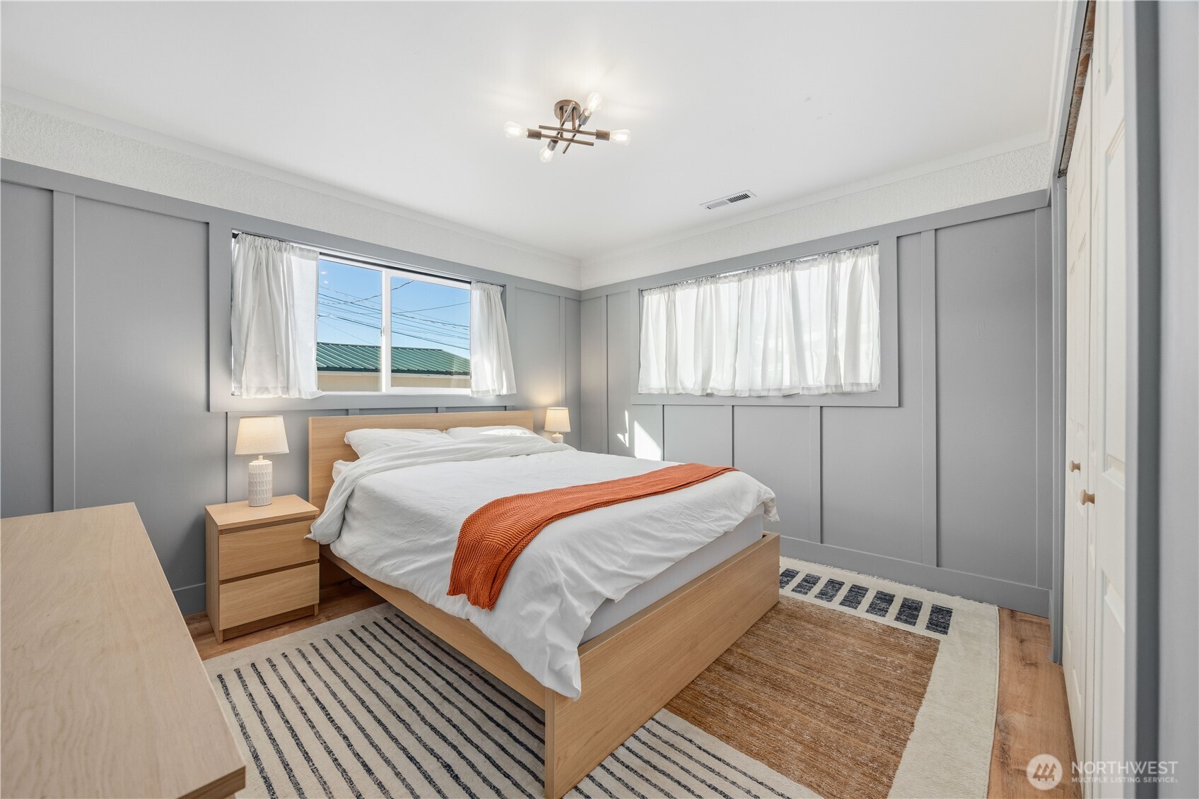 409 North Cedar Street Chelan, WA 98816 - Photo 11 of 33 a bedroom with a bed and window