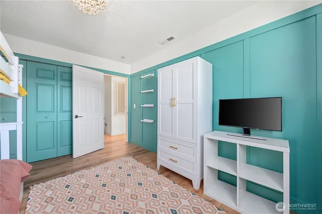 a view of a livingroom with furniture