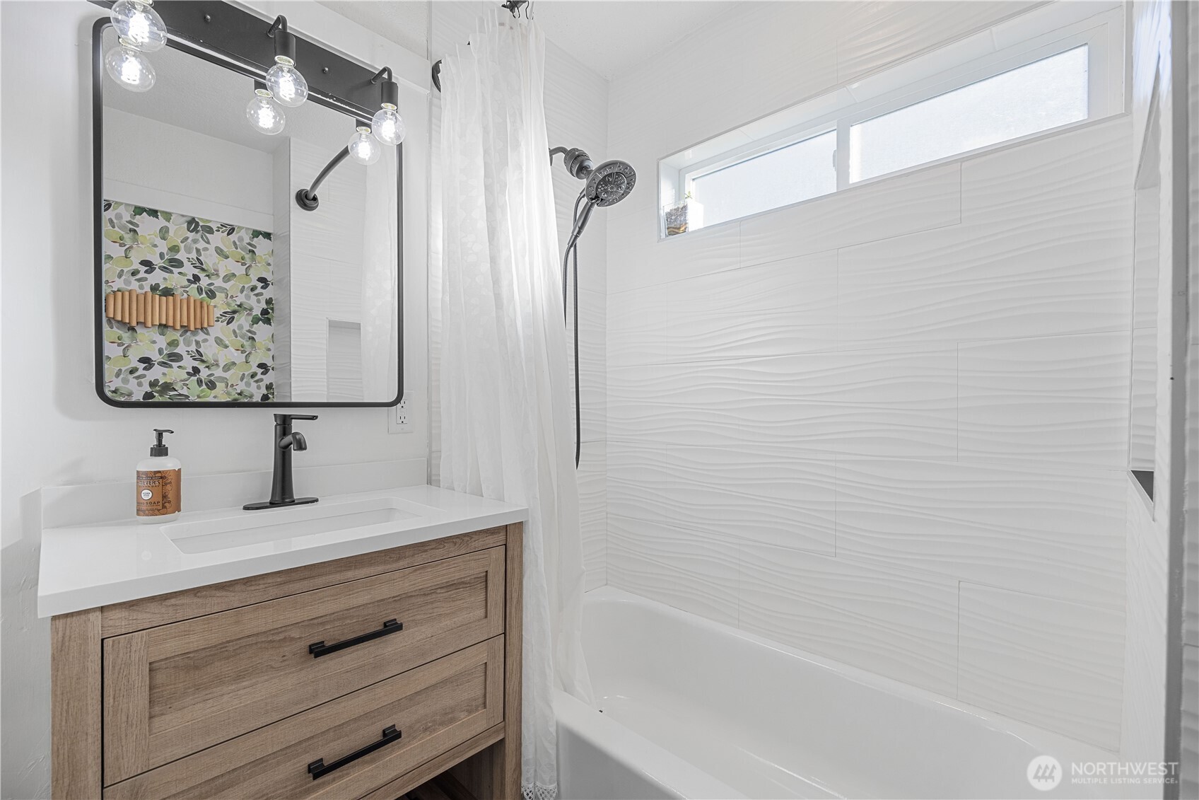 409 North Cedar Street Chelan, WA 98816 - Photo 14 of 33 a bathroom with a sink and a bathtub