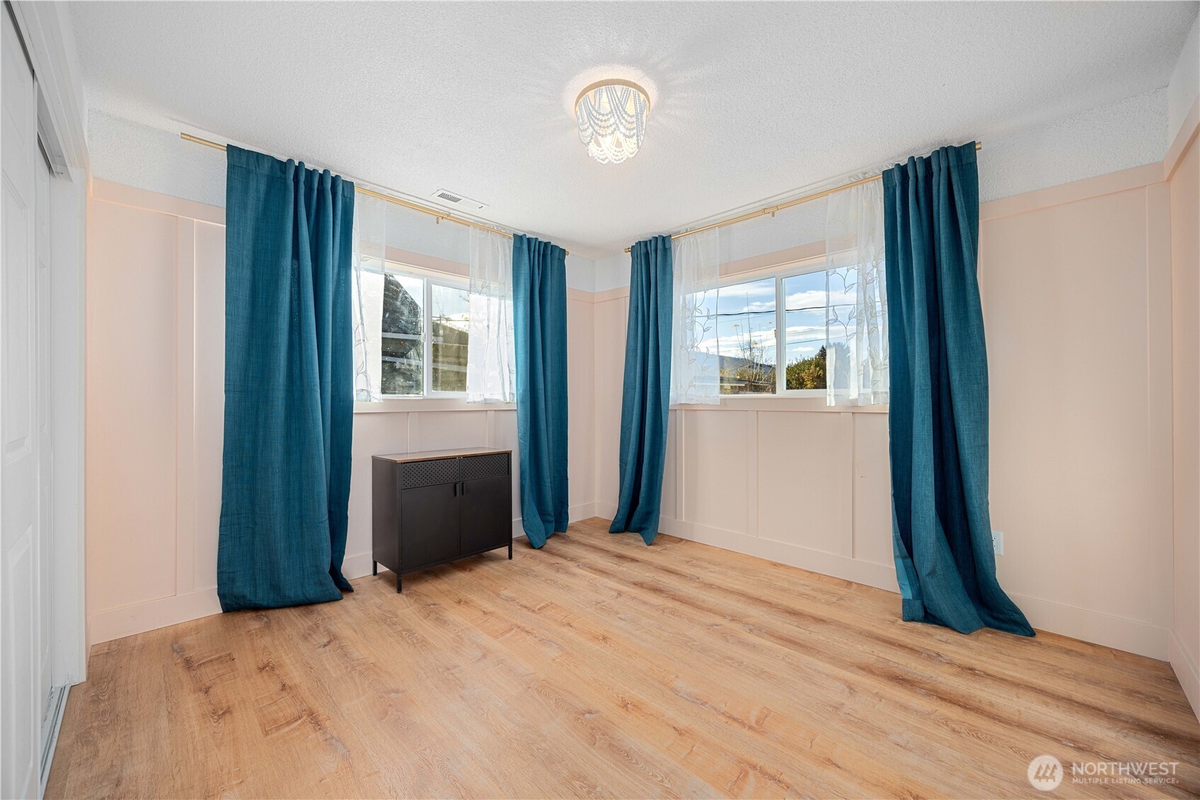 409 North Cedar Street Chelan, WA 98816 - Photo 15 of 33 a bedroom with a bed and a window