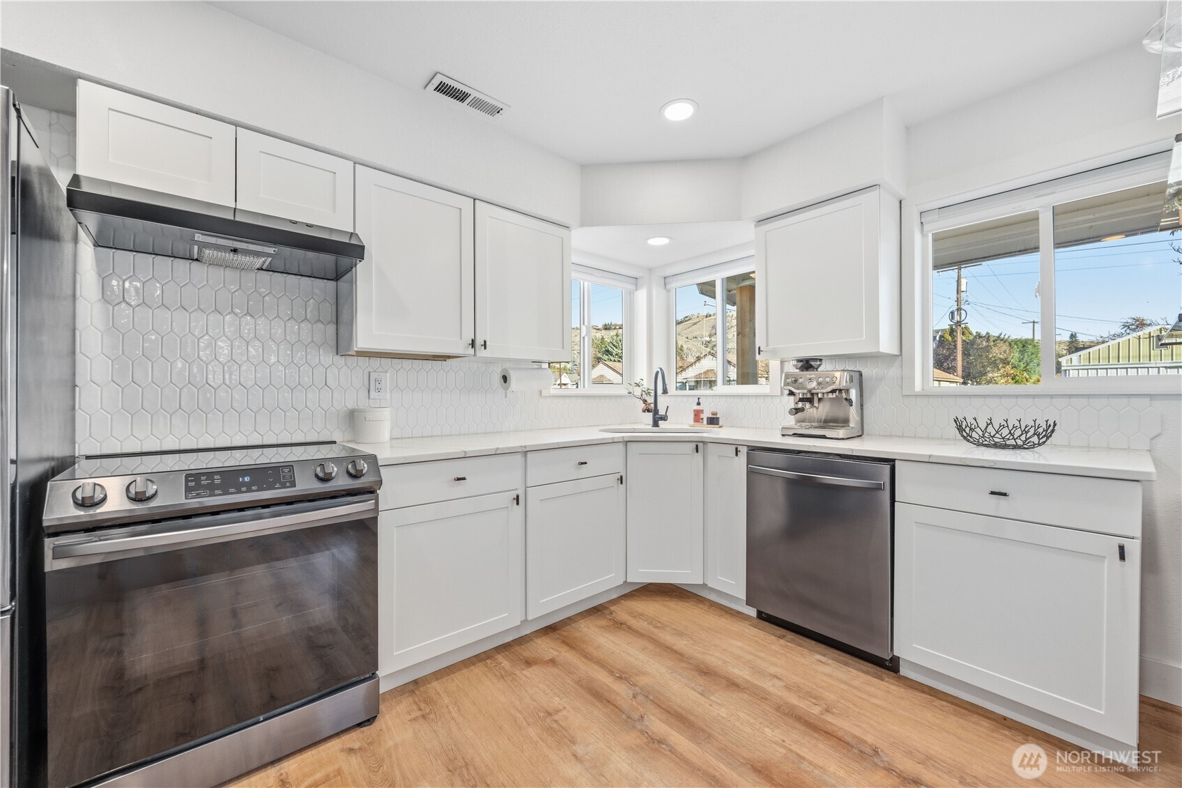 409 North Cedar Street Chelan, WA 98816 - Photo 7 of 33 a kitchen with a stove oven and sink