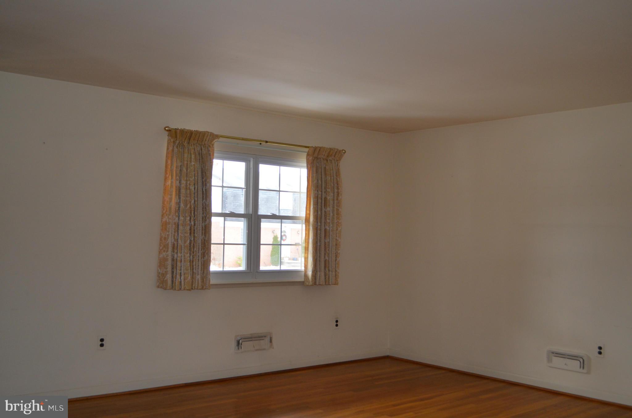 1403 Woodbridge Road Baltimore, MD 21228 - Photo 11 of 30 Living Room