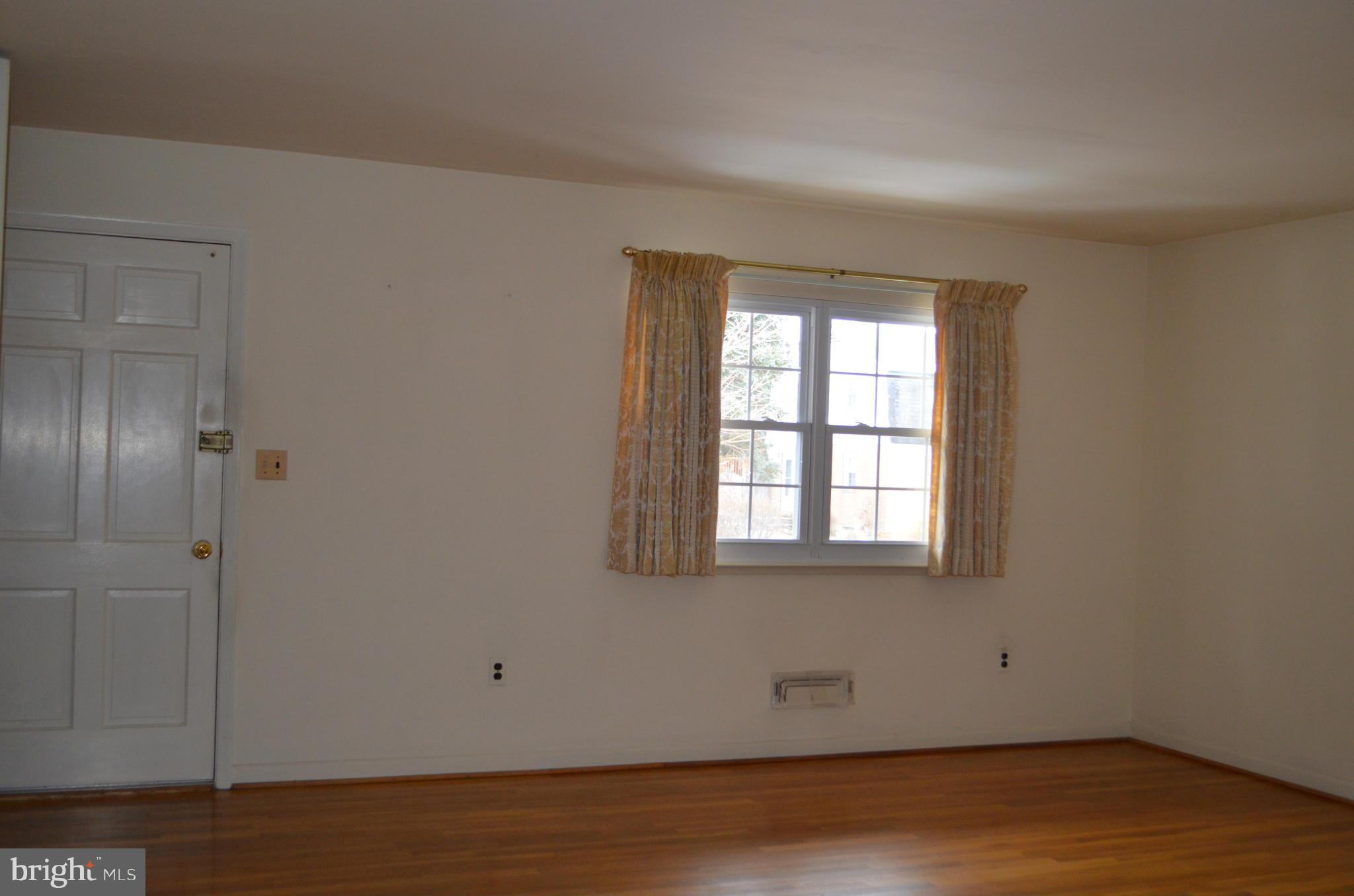 1403 Woodbridge Road Baltimore, MD 21228 - Photo 10 of 30 Living Room