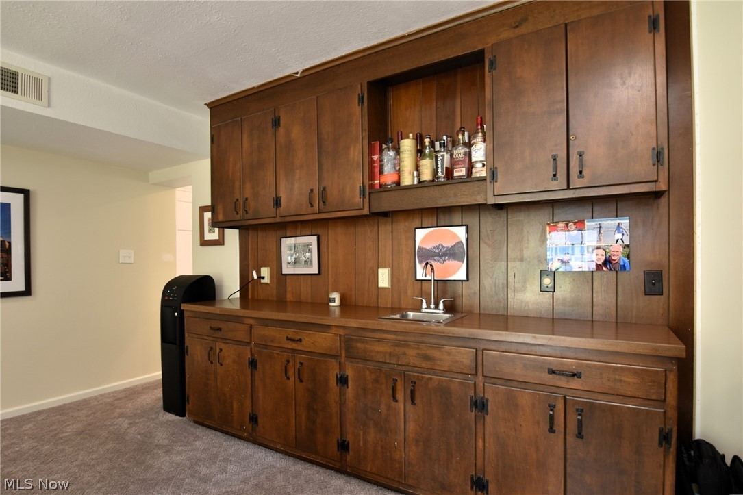 1375 Yellowstone Road Cleveland, OH 44121 - Photo 22 of 48 Family Room Bar