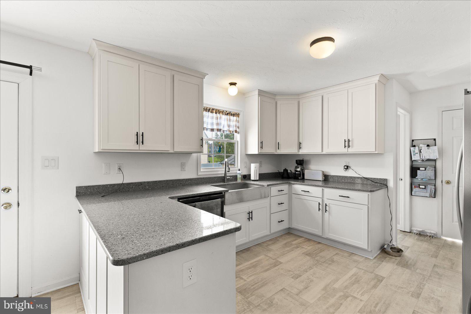 4 Appler Court Littlestown, PA 17340 - Photo 10 of 47 Beautiful & Spacious Kitchen