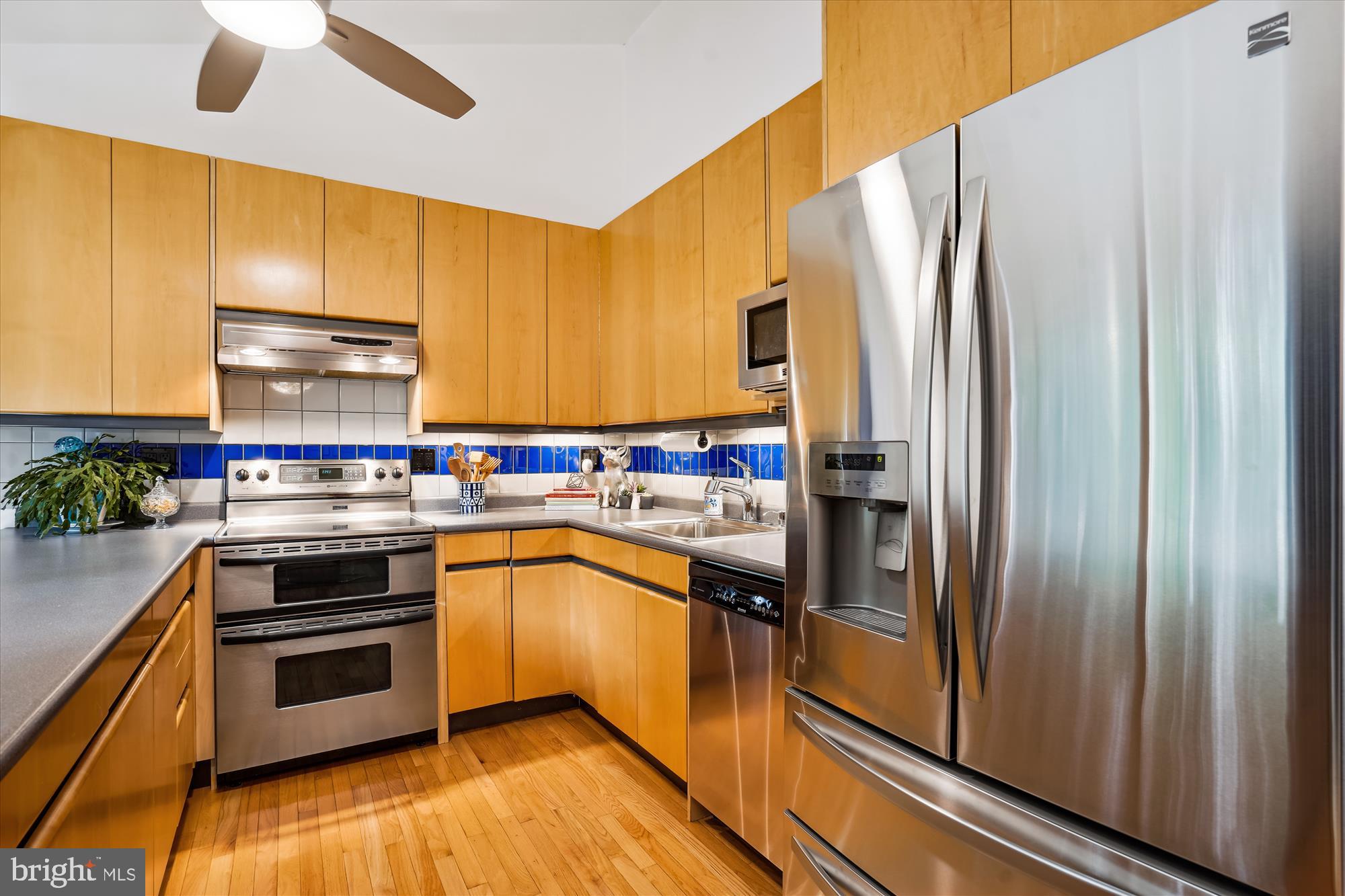 11823 Blue Spruce Road Reston, VA 20191 - Photo 8 of 86 Stainless, backsplash and hardwoods!