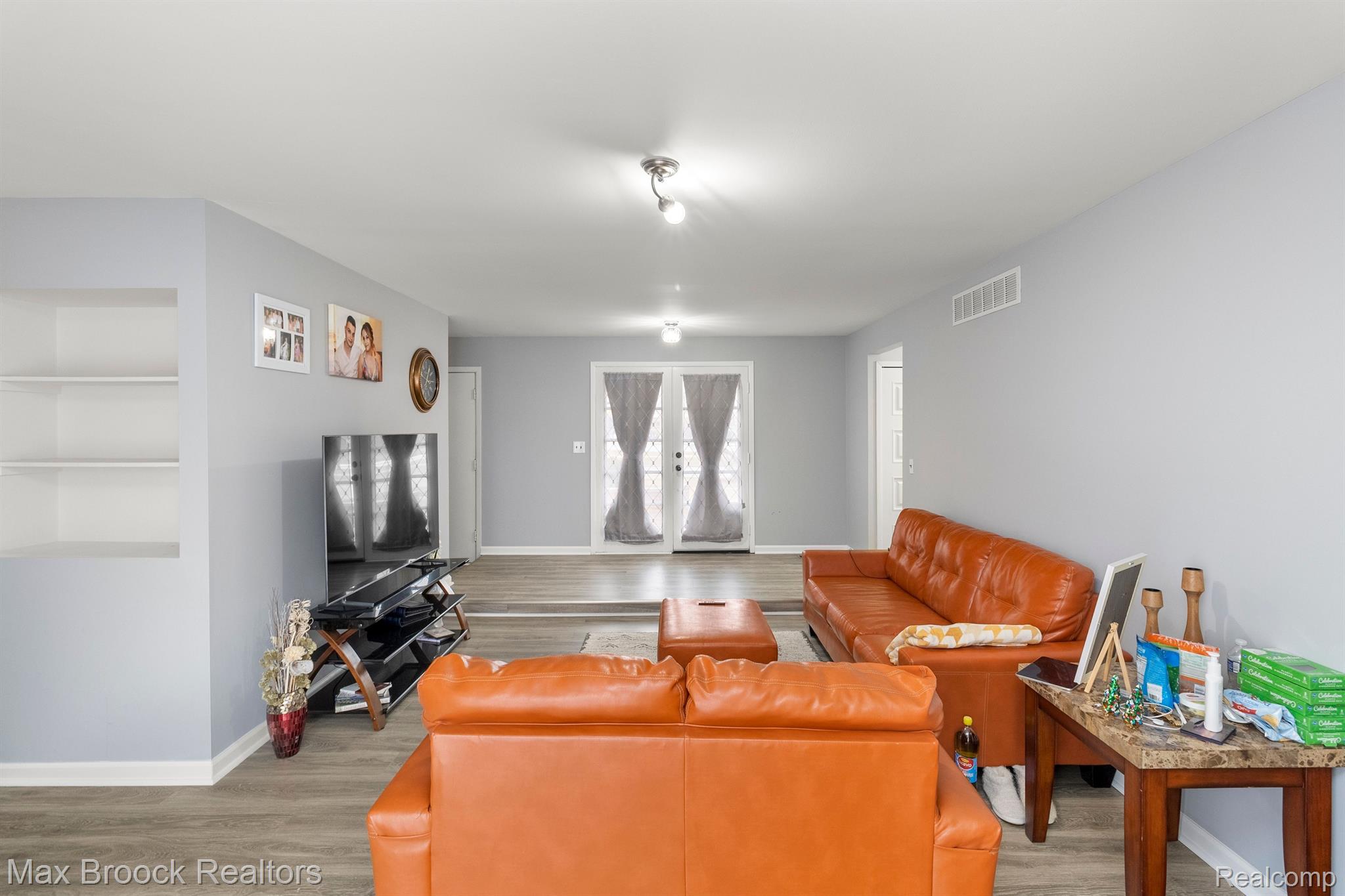 43722 Hanford Road Canton, MI 48187 - Photo 5 of 29 Gallery Image 5