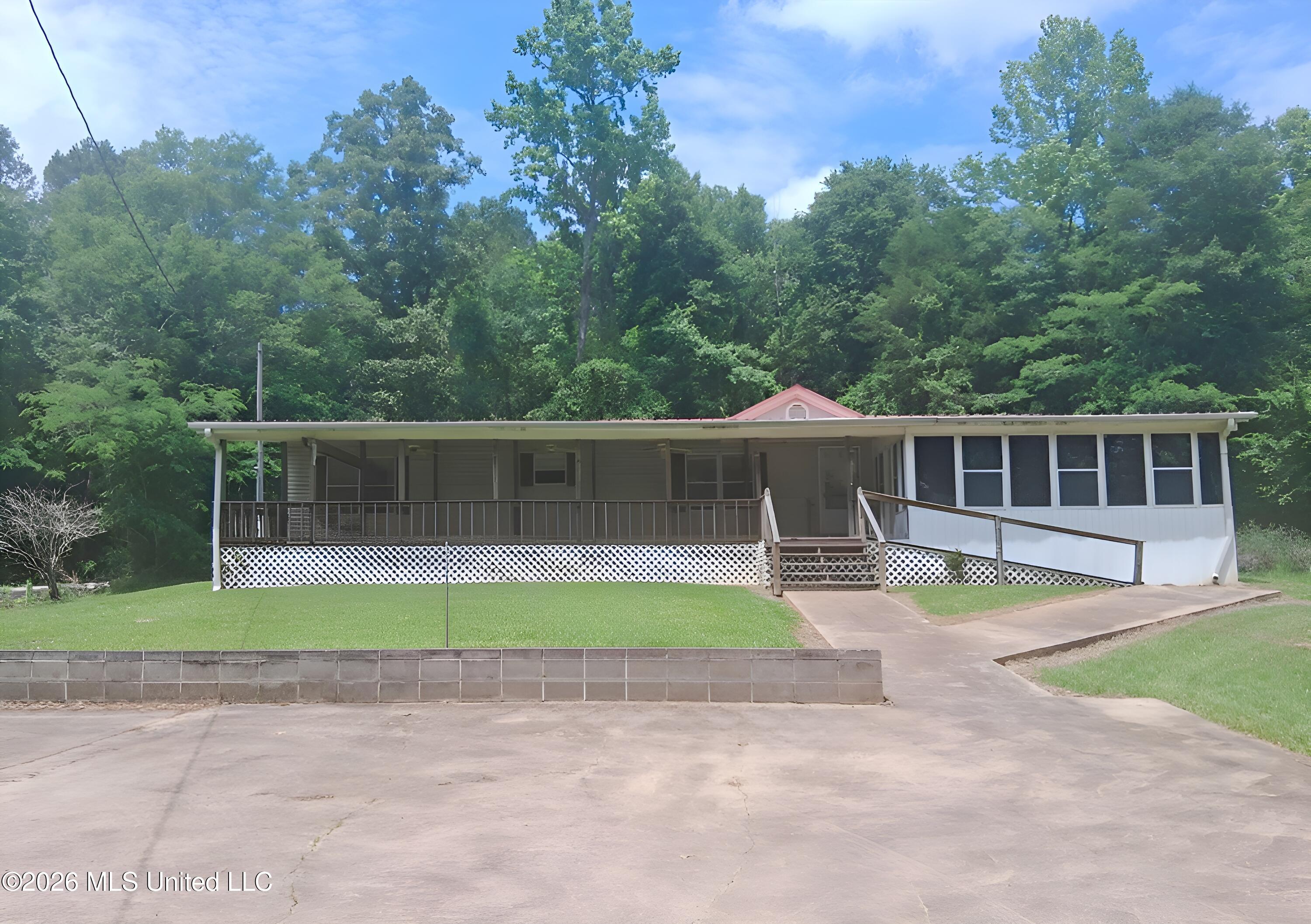 323 Pine Road Carthage, MS 39051 - Photo 1 of 16 Front View