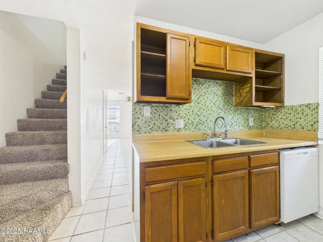 $825 | 104 Country Lane, Unit A, Lafayette, LA 70508