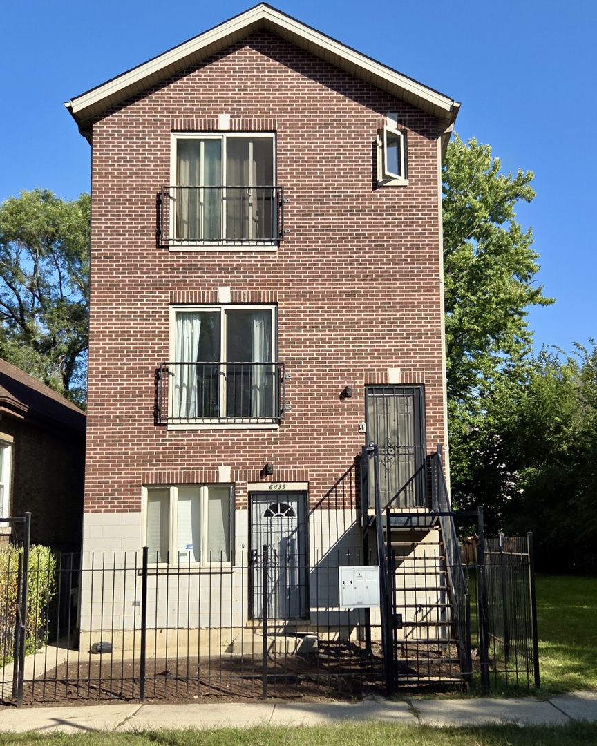 6439 South St Lawrence Avenue, Unit 2 Chicago, IL 60637 - Photo 1 of 8 a front view of a house