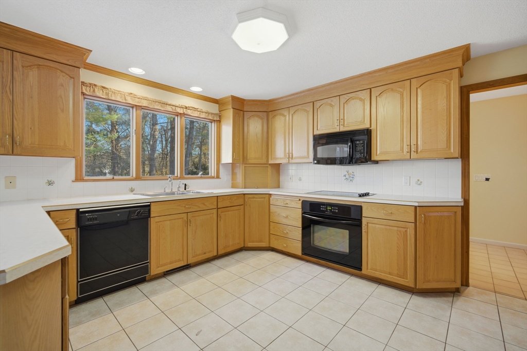 53 Ashford Road Longmeadow, MA 01106 - Photo 18 of 42