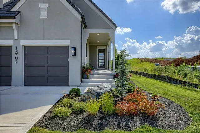$1,225,000 | 13702 Pembroke Lane, Leawood, KS 66224