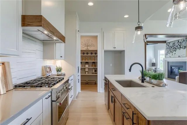 $1,225,000 | 13702 Pembroke Lane, Leawood, KS 66224