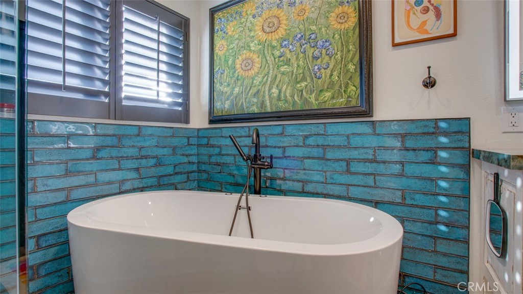 11327 Old Ranch Circle Chatsworth, CA 91311 - Photo 36 of 63 a bathroom with a bathtub