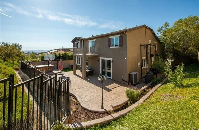 a view of a house with backyard