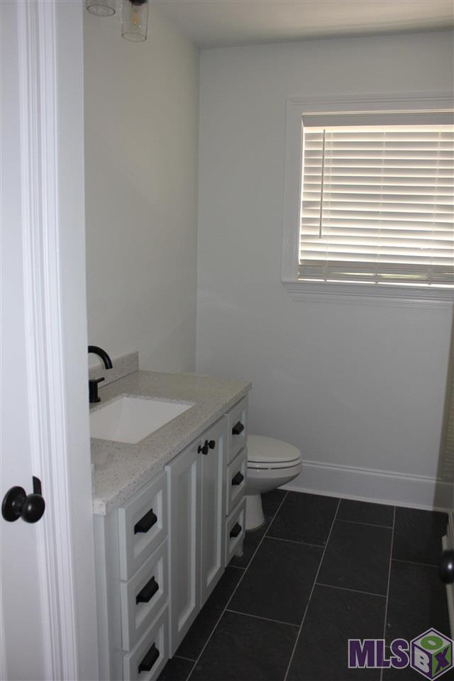 4135 Strand Drive Baton Rouge, LA 70809 - Photo 14 of 21 Full Hall Bathroom