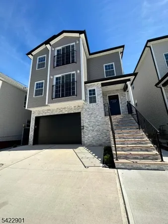 $3,200 | 137 Court Street, Elizabeth Port, NJ 07206